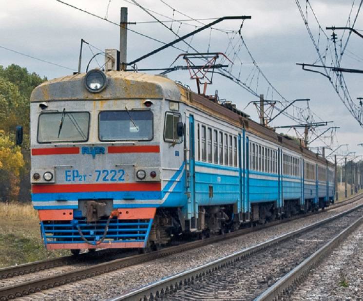 У Мукачеві "електричка" смертельно травмувала жінку, що стояла на колії на колінах