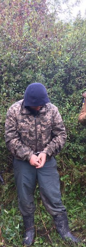 Чоловіка, який стежив за прикордонним нарядом, затримали на Закарпатті (ФОТО)