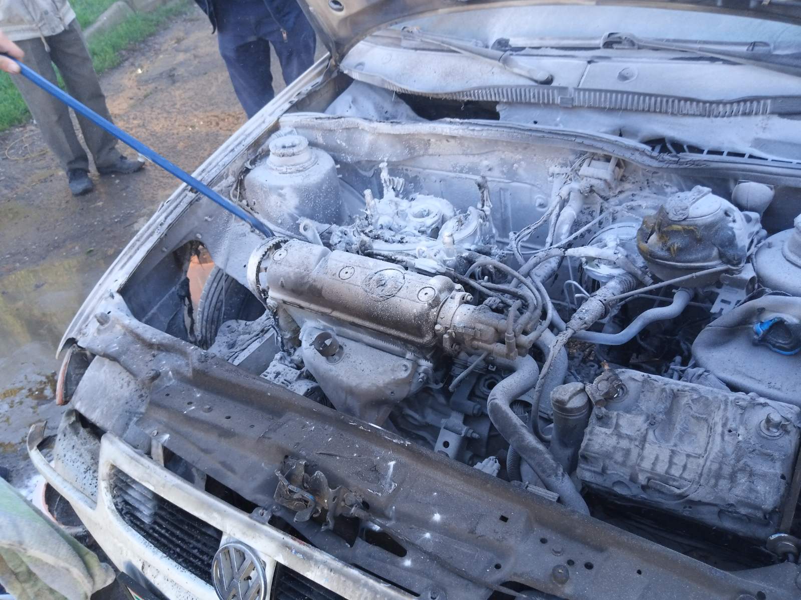Повертаючись після чергування, рятувальники гасили пожежу в авто, що горіло в Ужгороді (ФОТО)