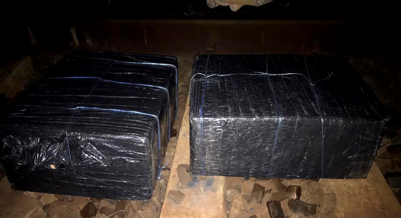 На Закарпатті з-під шару аглоруди з поїзду, що прямував до Словаччини, витягли 100 блоків сигарет (ФОТО)