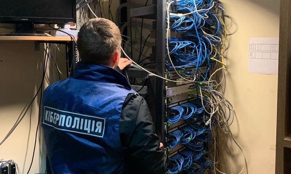На Закарпатті група кібер-піратів незаконно перепрошивала мультимедійну техніку 