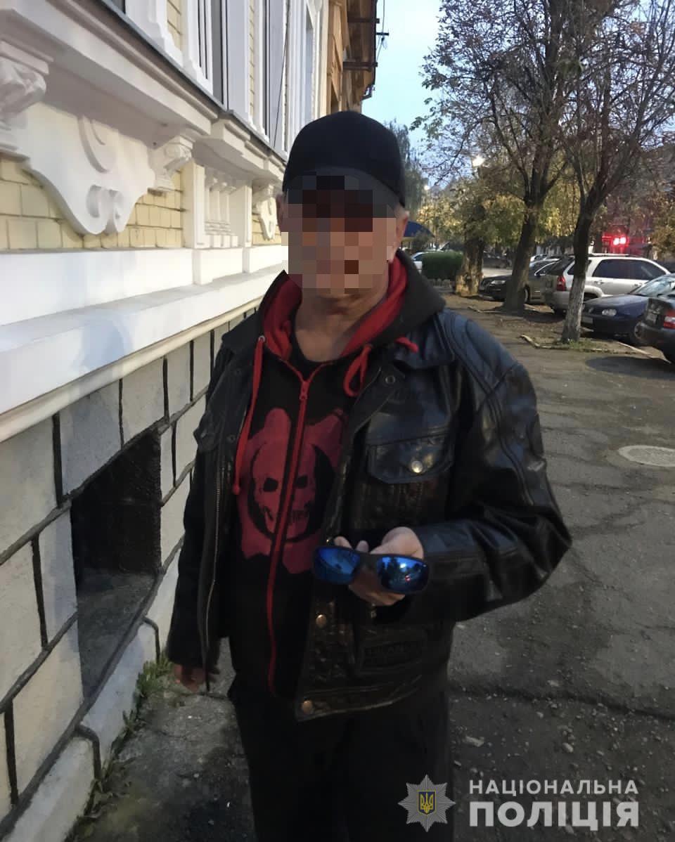 У Берегові п'яні товариші обікрали крамницю на АЗС (ФОТО)