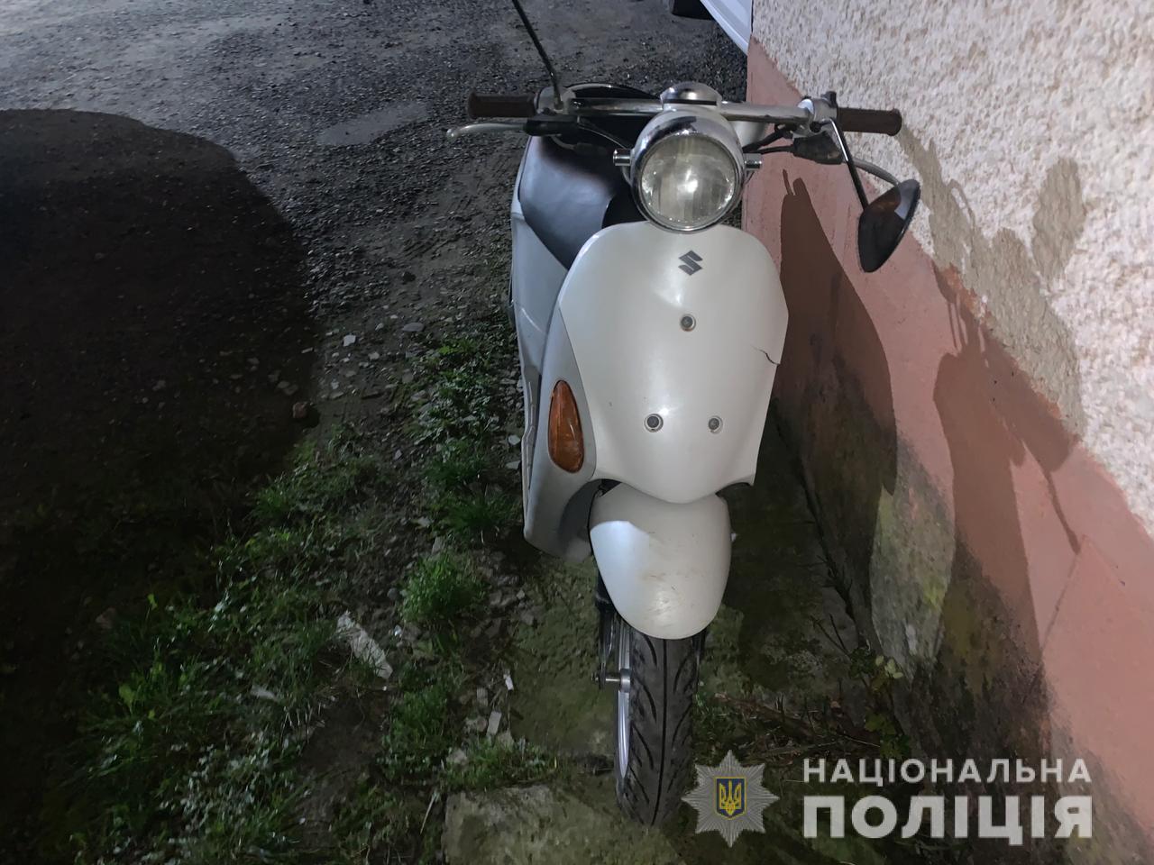 У Виноградові п'яний водій мопеда з'їхав у кювет: 16-річна пасажирка – з важкими травмами у лікарні (ФОТО)