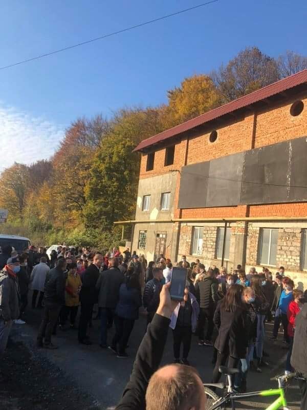 ФОТОФАКТ. У Хусті містяни влаштували акцію протесту проти незаконних дій міської ТВК 