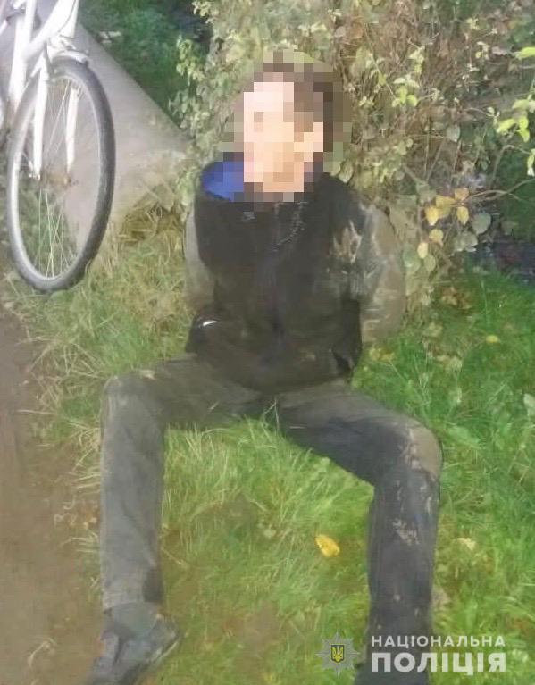 П'яний водій, вчинивши на Мукачівщині ДТП, відтак ще й наїхав на правоохоронця та протаранив службове авто (ФОТО)