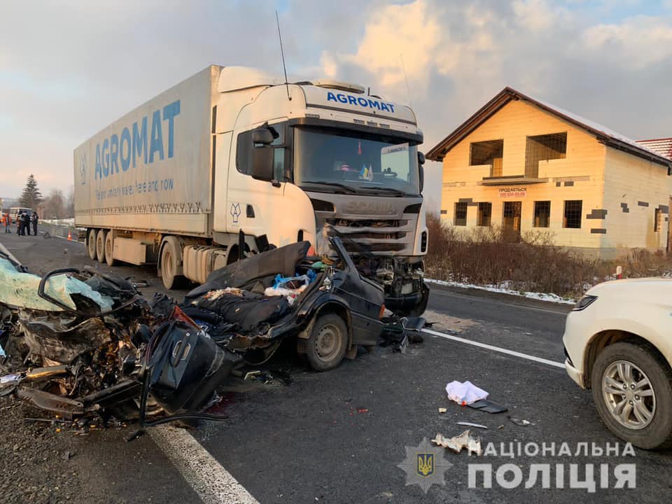 ДТП із п'ятьма загиблими на Мукачівщині: водій легковика виїхав на зустрічну і зіткнувся з вантажівкою (ФОТО, ВІДЕО) (РОЗШИРЕНО)