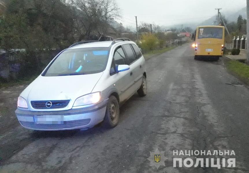 На Хустщині Opel наїхав на 9-річного школяра, що перебігав дорогу у невстановленому місці позаду шкільного автобуса (ФОТО)