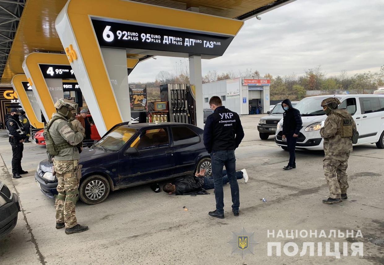 На Закарпатті затримали раніше судимого мешканця Хмельниччини зі зброєю та наркотиками (ФОТО, ВІДЕО)