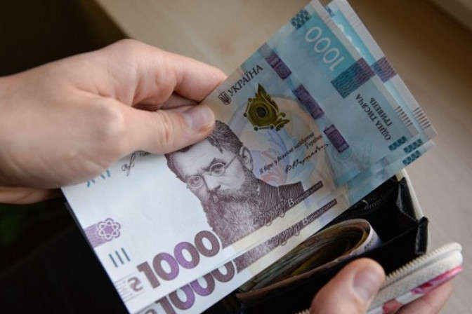 Середня номінальна зарплата на Закарпатті у серпні, порівняно з липнем, зменшилася на 3,3% – до 9905 грн