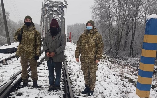 На Закарпатті затримали нелегала зі Швеції, що рухався залізничними коліями з метою досягти Мікронезії, де народився (ФОТО)