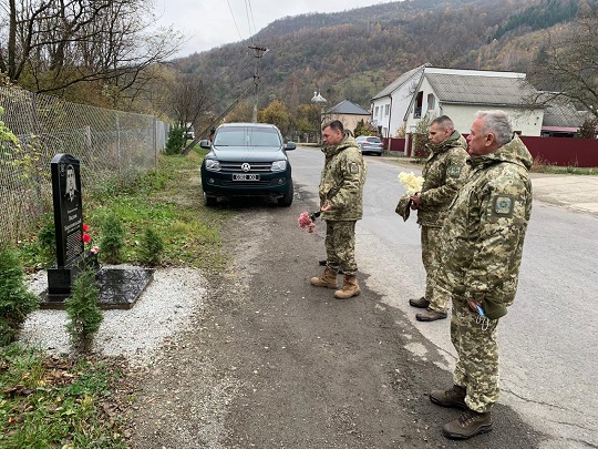 На Закарпатті прикордонники вшанували пам'ять загиблого побратима підполковника Вадима Березенського (ФОТО)