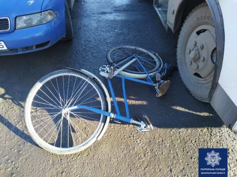 В Ужгороді водій, виходячи з автівки, дверима відкинув велосипедиста на автобус (ФОТО)
