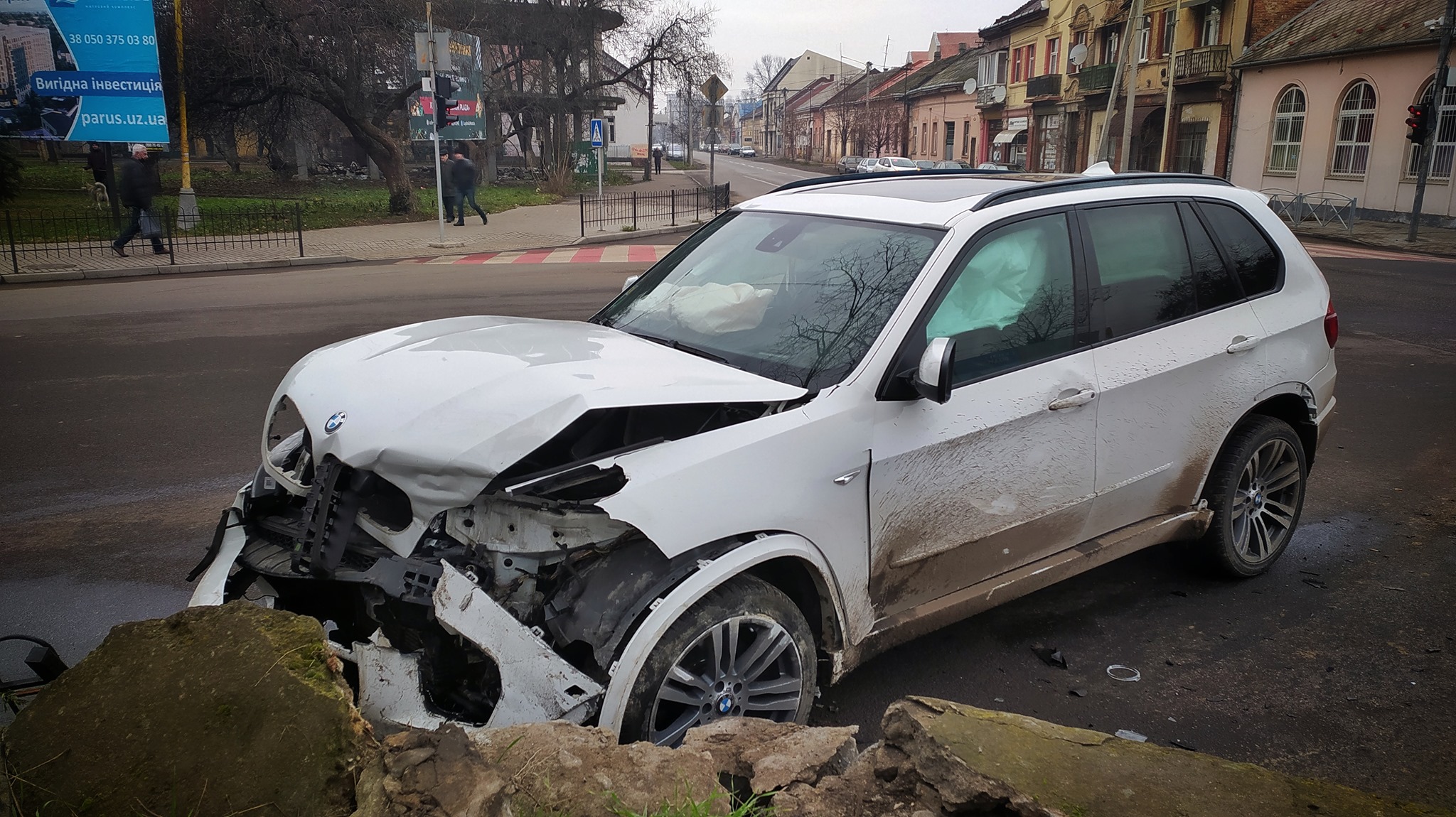 ФОТОФАКТ. В Ужгороді у мур залізничного переїзду врізалася BMW