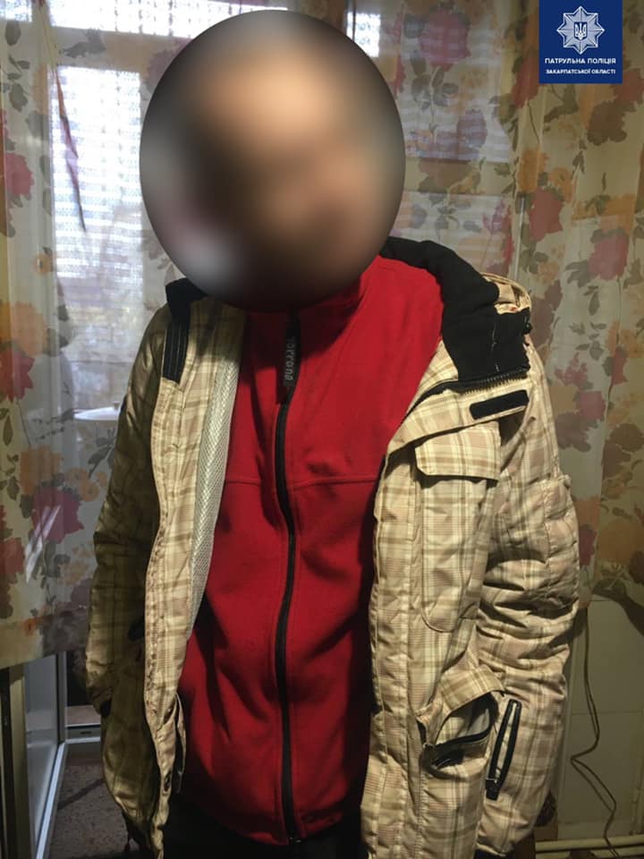 В Ужгороді затримали чоловіка, який погрожував перехожим пістолетом