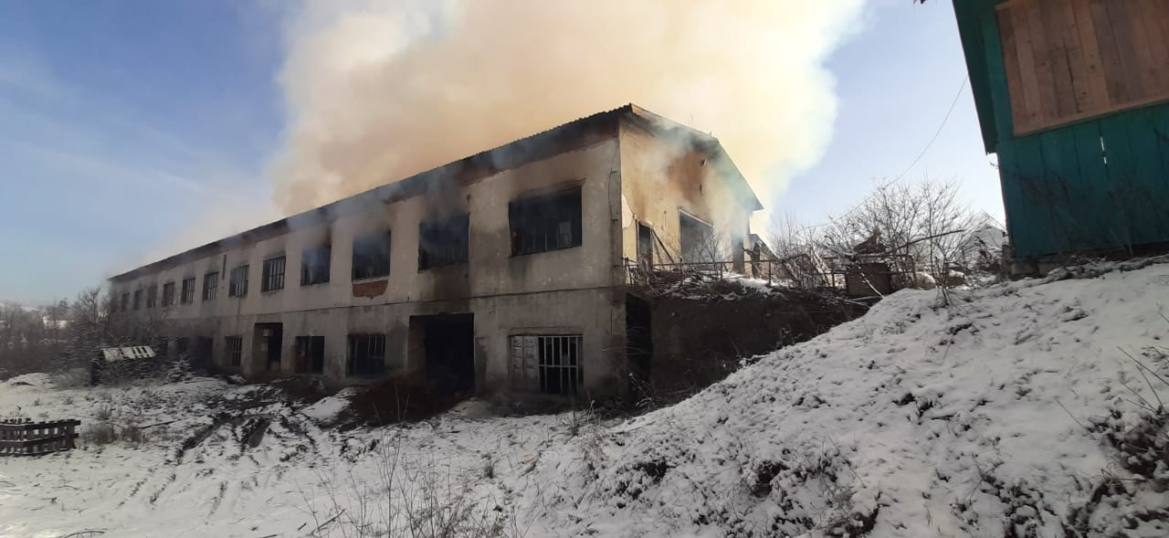 У Ясінях на Рахівщині горить на території деревообробного підприємства (ФОТО)
