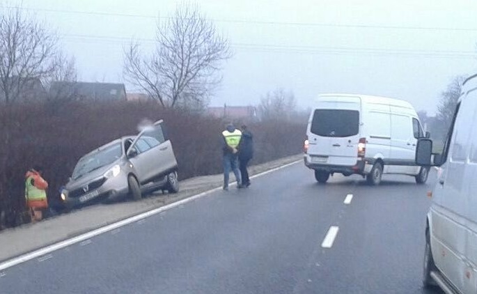 ФОТОФАКТ. У Ключарках на Мукачівщині DACIA опинилася у кюветі