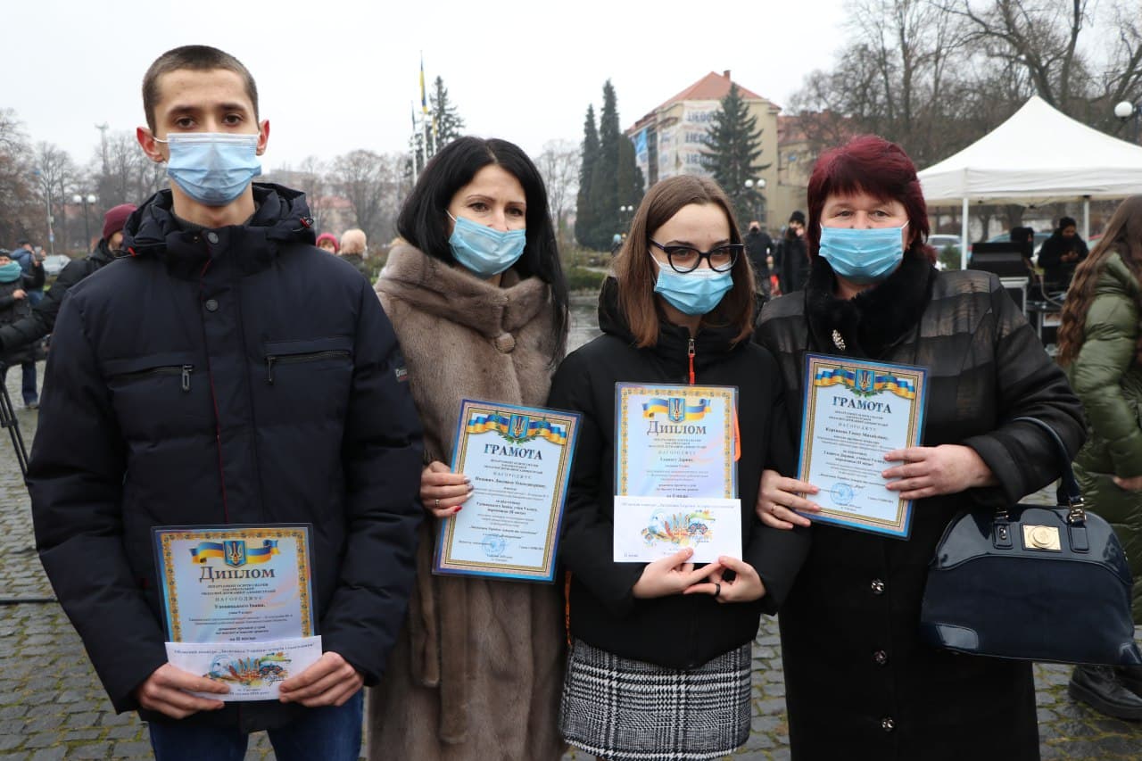 До новорічних свят закарпатських школярів нагородили грошовими преміями (ФОТО)