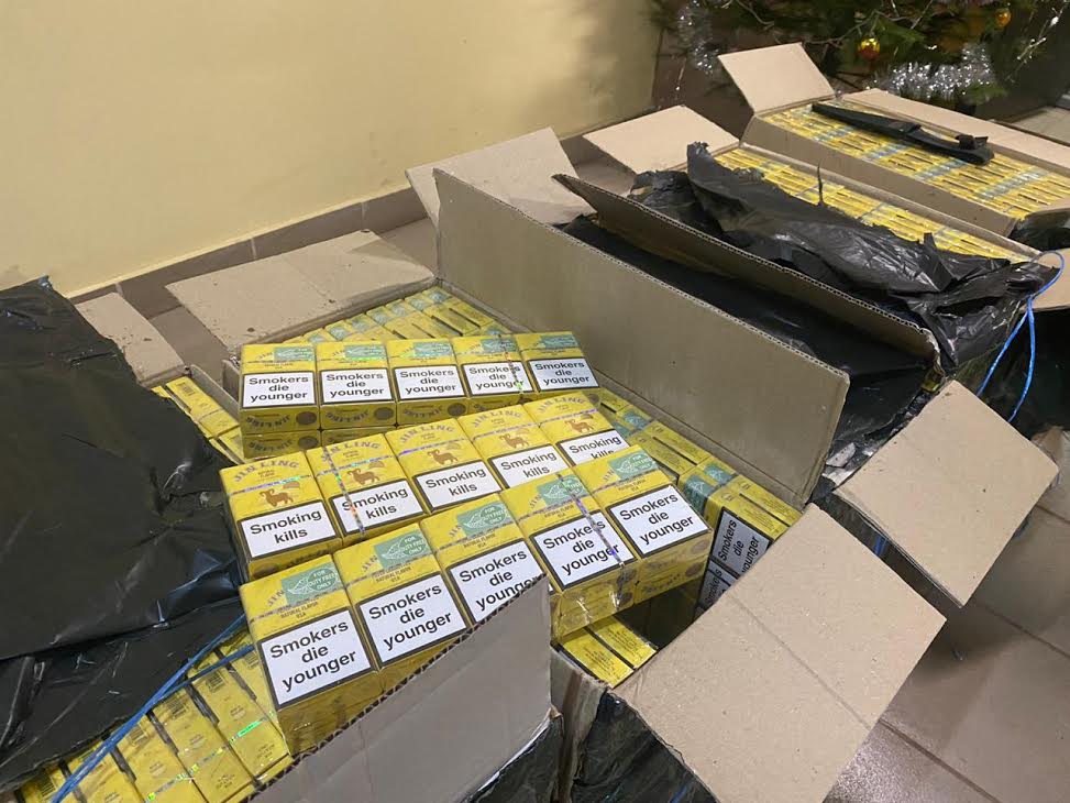 На Закарпатті контрабандисти втекли від прикордонників, покинувши 4,4 тисячі безакцизних сигарет (ФОТО)