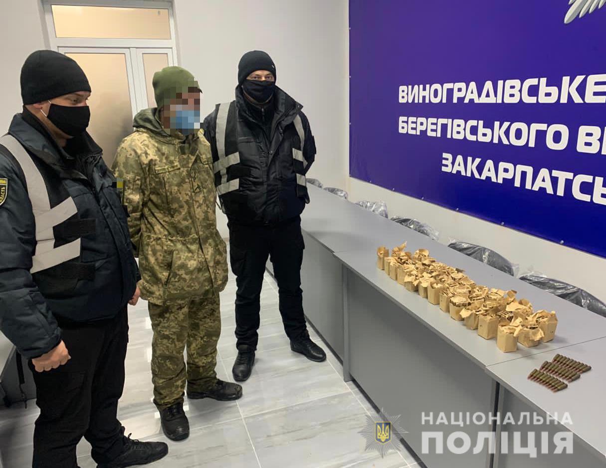 На Виноградівщині чоловік закопав у дворі ящик із понад 1 тис набоїв (ФОТО)