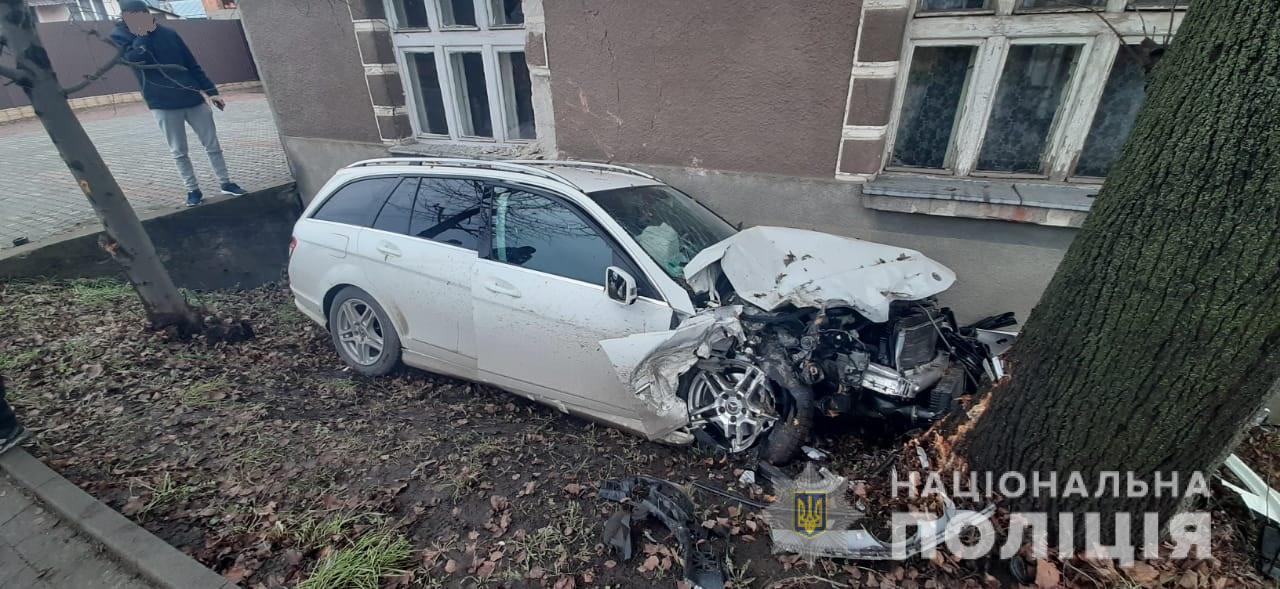 Поліція встановлює остаточні обставини ДТП у Хусті, обох водії доправили до лікарні (ФОТО) (ОФІЦІЙНО)