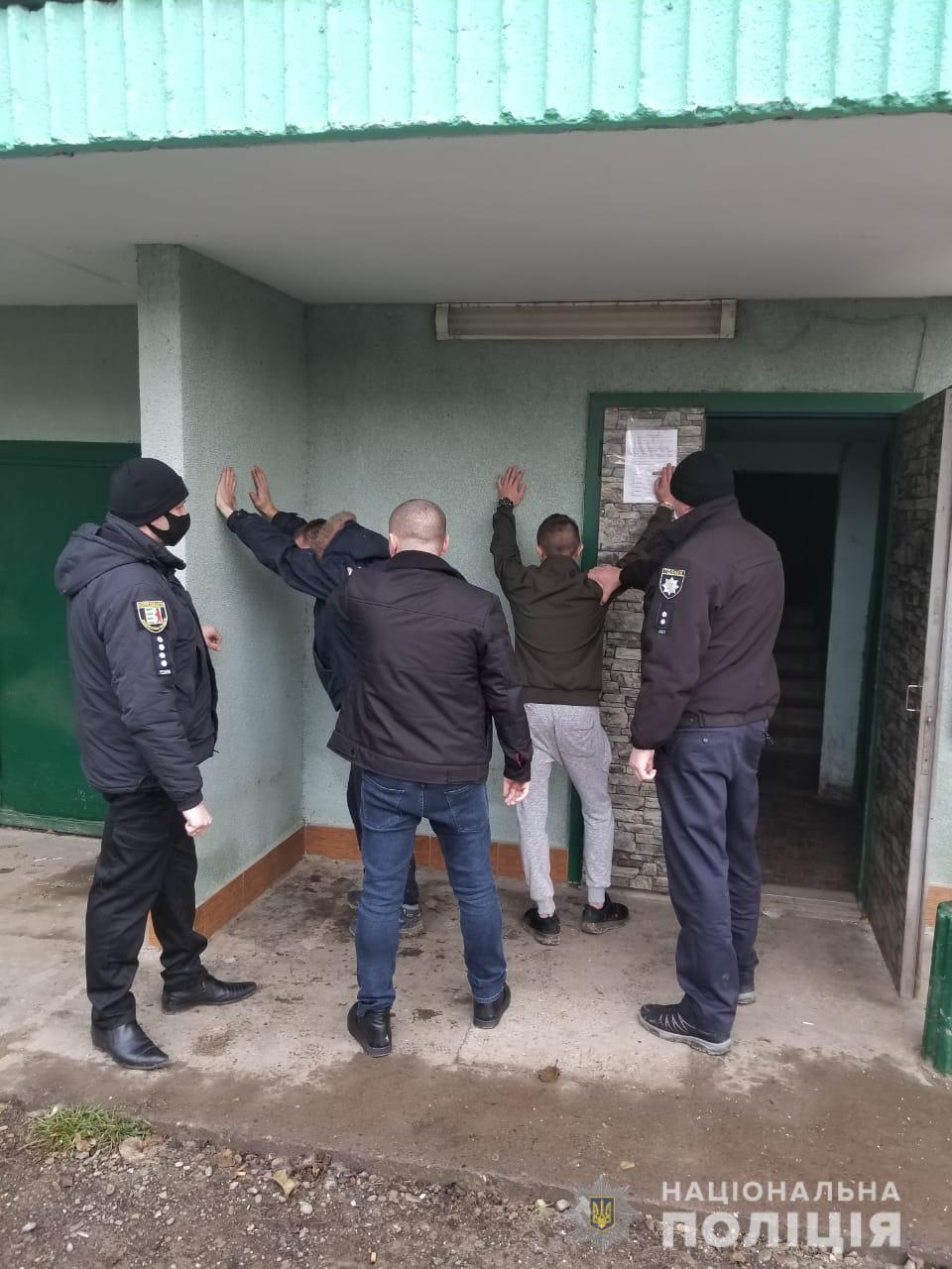 На Тячівщині затримали ймовірних викрадачів припаркованого на вулиці автомобіля (ФОТО)