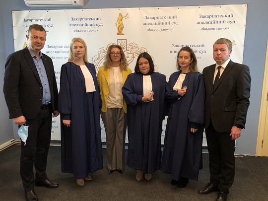 У Закарпатському апеляційному суді вручили мантії та нагрудні знаки новопризначеним суддям