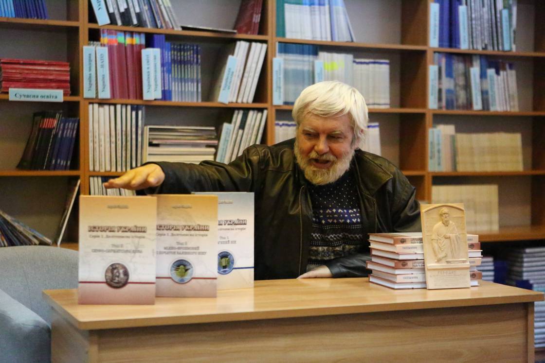 Професор Сергій Федака презентував в Ужгороді третій том "Історії України" (ФОТО)