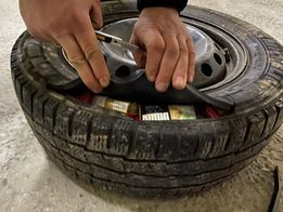Водій мікроавтобуса намагався провезти у запасному колесі через кордон на Закарпатті 165 пачок сигарет (ФОТО)