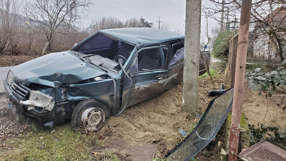 У Виноградові після зіткнення з електроопорою водій ВАЗу опинився в лікарні (ФОТО)