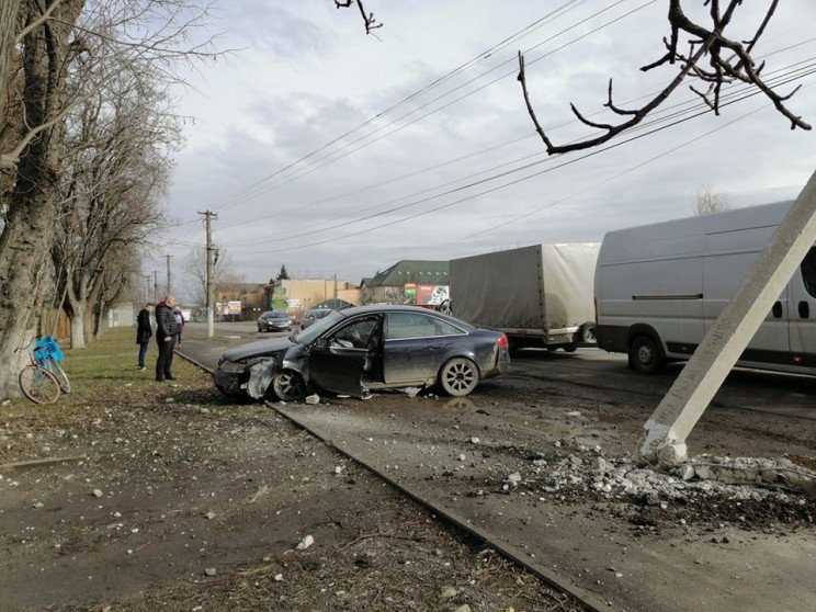 ФОТОФАКТ. У Берегові авто врізалося в бетонний стовп