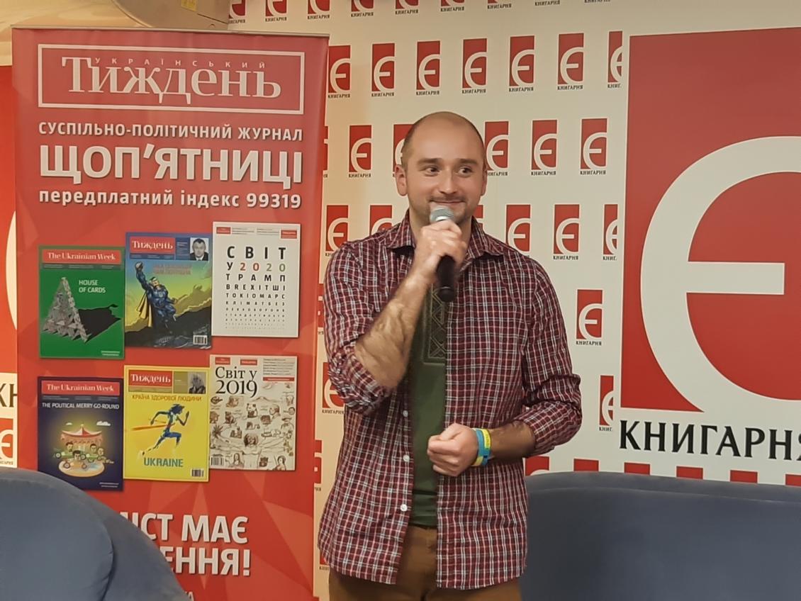 Повну залу столичної книгарні зібрав на презентації книги про Дебальцеве закарпатський хірург Олександр Данилюк (ФОТО)
