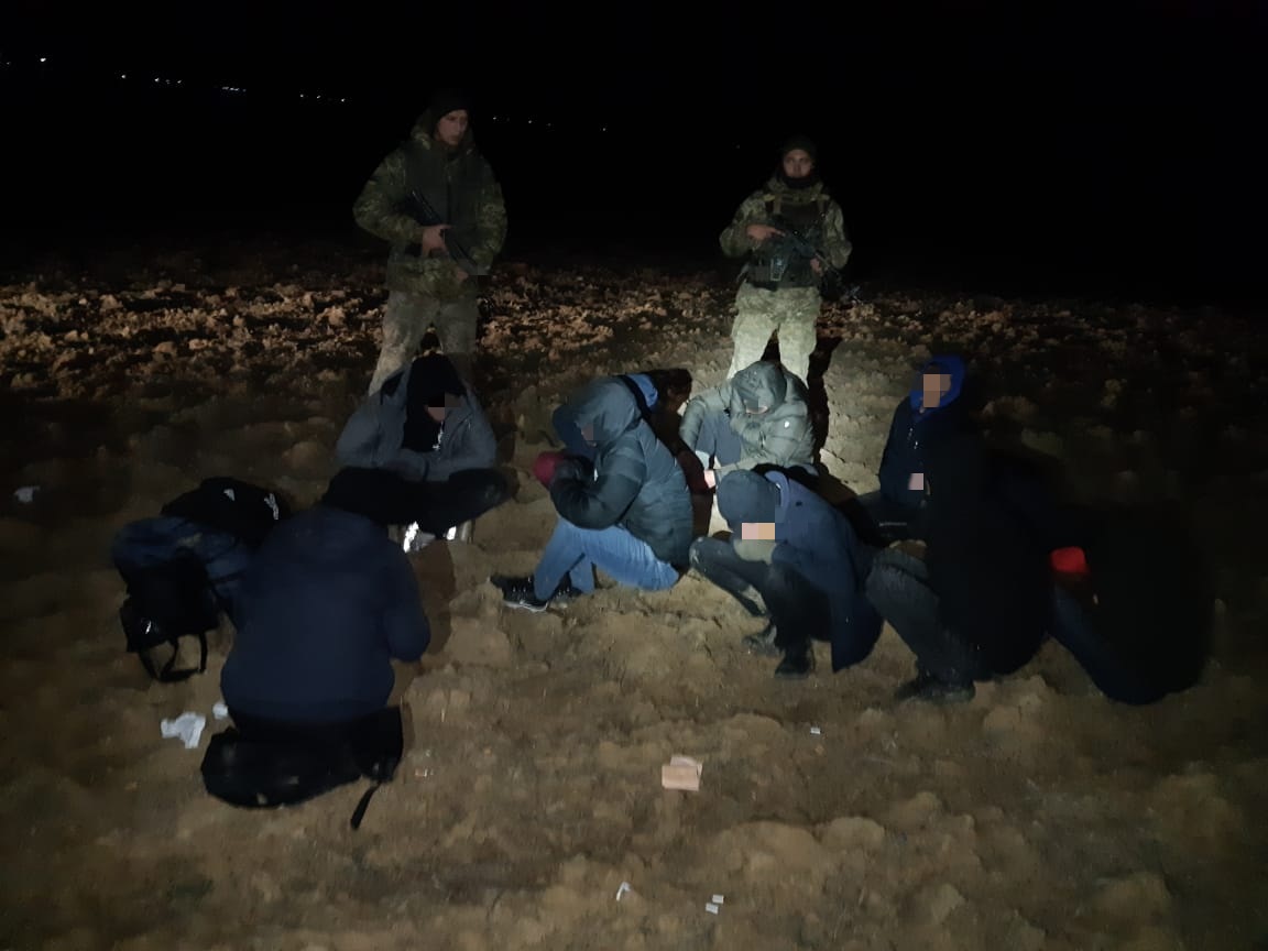 На кордоні з Угорщиною на Закарпатті затримали 10 нелегалів та їх імовірних переправників (ФОТО)