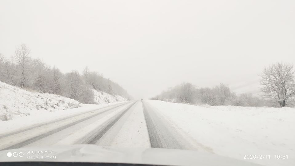 Закарпатці нарікають на нечищену дорогу на Абранському перевалі (ФОТО, ВІДЕО)