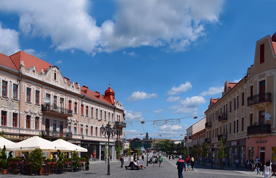 В Ужгороді підрядник власним коштом відновлюватиме покриття площі Петефі