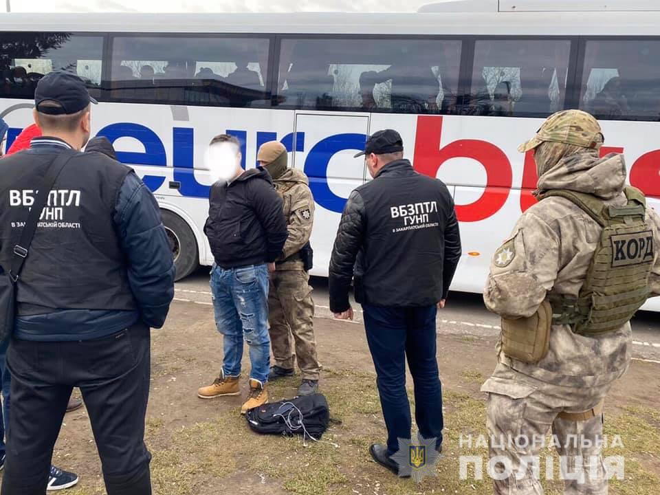 На Закарпатті затримали мешканця Кіровоградщини, який вербував дівчат для будинків розпусти в Словаччині (ФОТО)