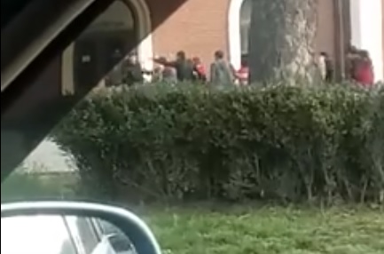 Поліція розшукує чоловіка, якого на вокзалі в Ужгороді била група циган (ВІДЕО)