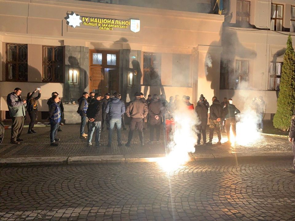 В Ужгороді Нацкорпус і ветерани палили фаєри під стінами ГУ НП (ФОТО, ВІДЕО)