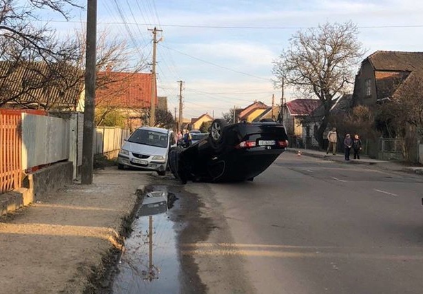 В Ужгороді Honda Accord перекинулася на дах (ФОТО)