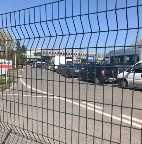 На закарпатському КПП "Тиса" – величезна черга: українця повертаються додому (ФОТО, ВІДЕО)