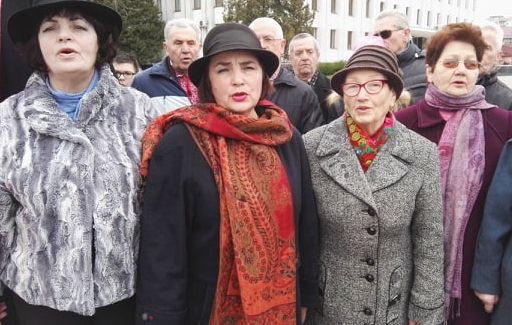 Мукачівці обійнялись навколо Кобзаря (ФОТО)