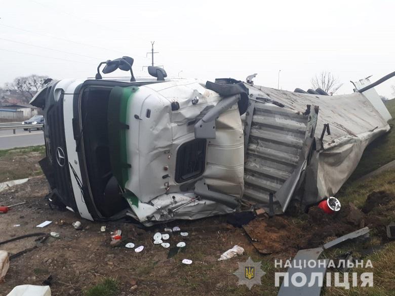 На Львівщині водій фури з Закарпаття перекинувся в кювет (ФОТО)