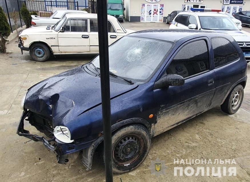 Поліція каже, що водій, який врізався в стовп у Кушниці, не поліцейський (ФОТО)