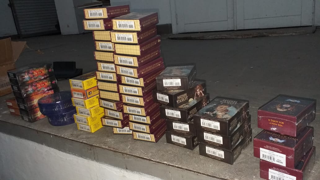 У пункті пропуску "Тиса" на Закарпатті в автівці українця знайшли приховані 354 колоди карт Таро (ФОТО)