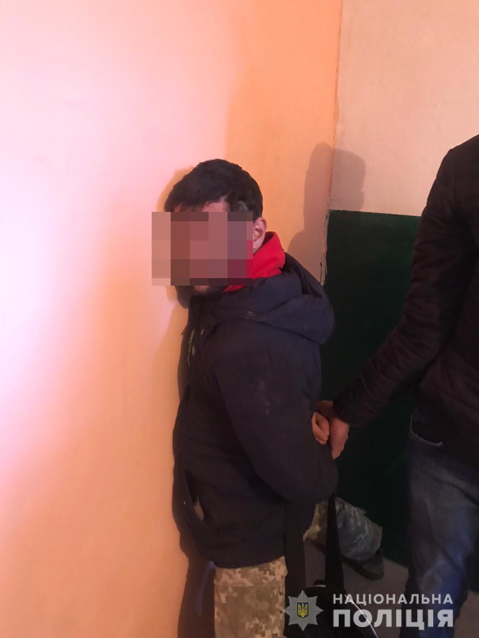 В Ужгороді розшукали чоловіка, котрий напав на жінку та, погрожуючи фізичною розправою, відібрав у неї гроші (ФОТО)