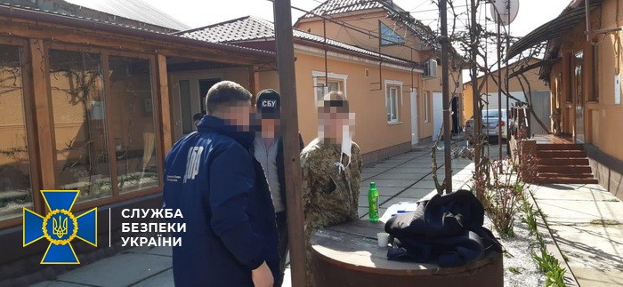 На Закарпатті затримали прикордонника, що вимагав хабара за "дозвіл" на вивезення контрабандних сигарет (ФОТО)