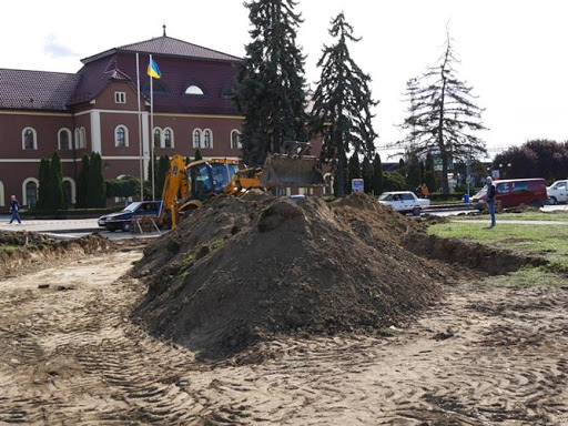 Погоджено підозру у розтраті понад 860 тис грн посадовцям мерії Ужгорода та директору товариства, яке здійснювало реконструкцію площі Кирпи