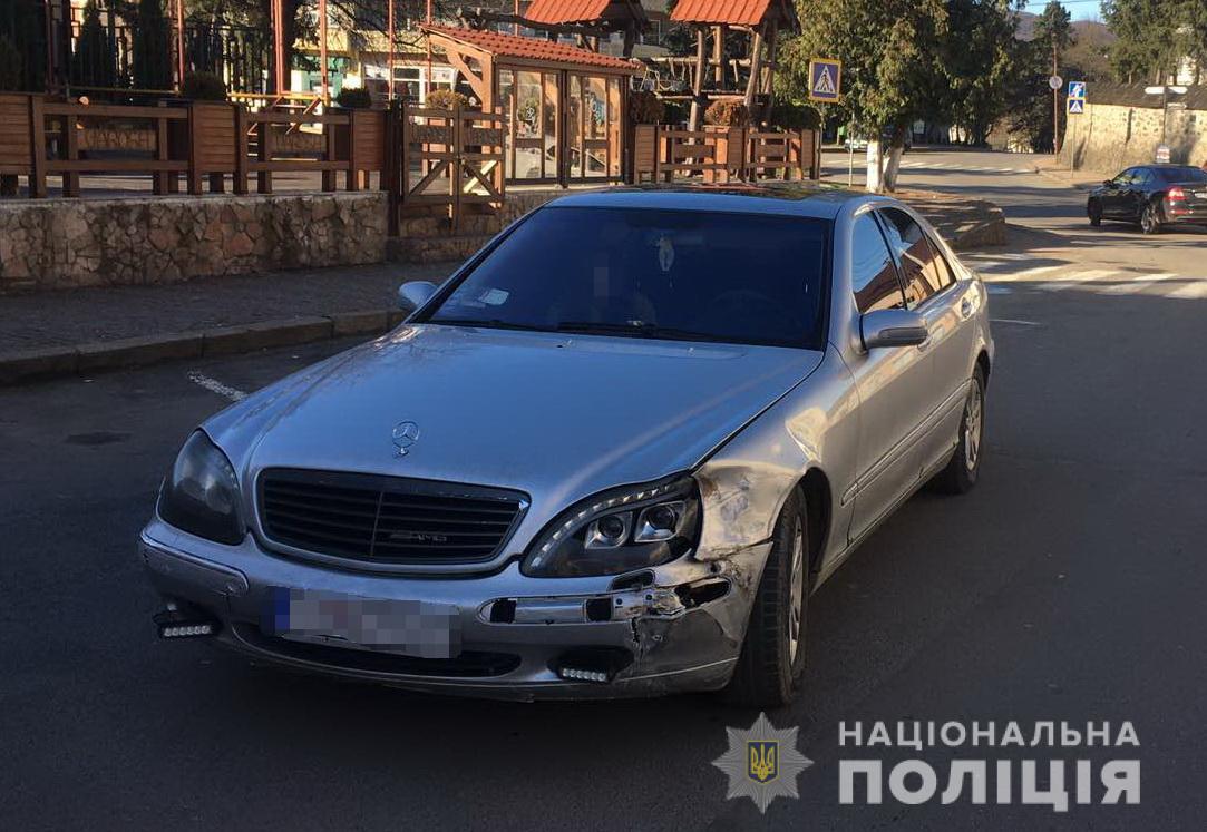 У Хусті нетверезий водій "Мерседеса" виїхав на зустрічну і зачепив "Шкоду"