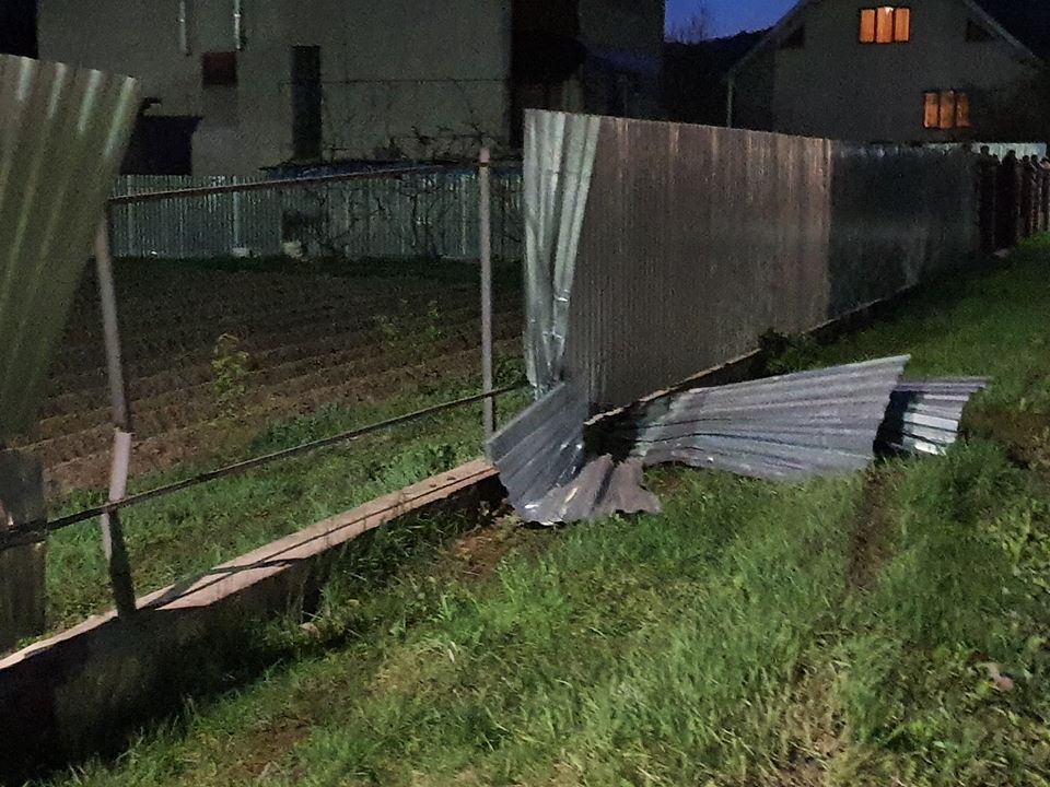 ФОТОФАКТ. У Великому Березному водій врізався в огорожу і втік