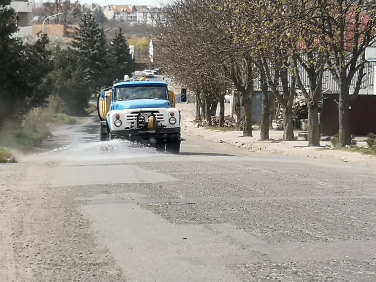 ФОТОФАКТ. В Ужгороді продовжують дезінфікувати місця загального користування