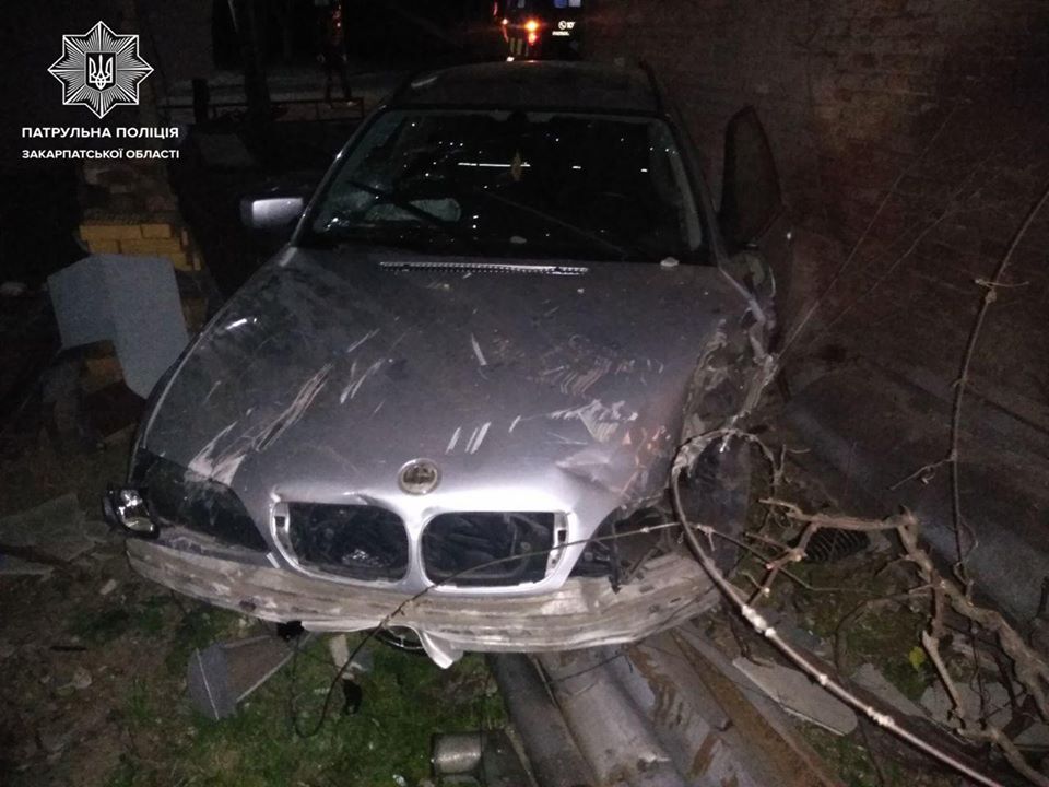 У Мукачеві нетверезий водій зніс паркан та заїхав на чуже подвір’я (ФОТО)